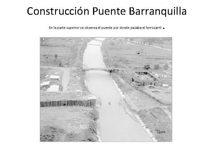 Construcción Puente Barranquilla. En la parte superior se observa el puente por donde pasaba