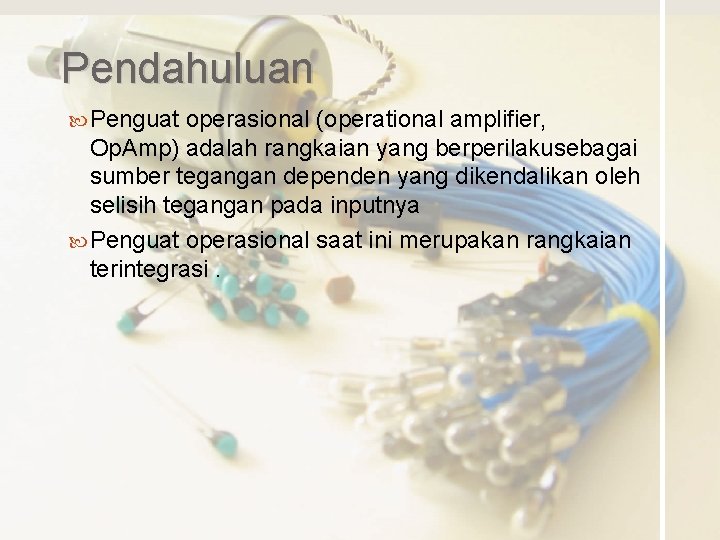 Pendahuluan Penguat operasional (operational amplifier, Op. Amp) adalah rangkaian yang berperilakusebagai sumber tegangan dependen