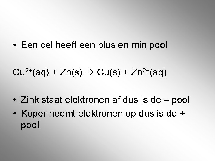 • Een cel heeft een plus en min pool Cu 2+(aq) + Zn(s) • Een cel heeft een plus en min pool Cu 2+(aq) + Zn(s)
