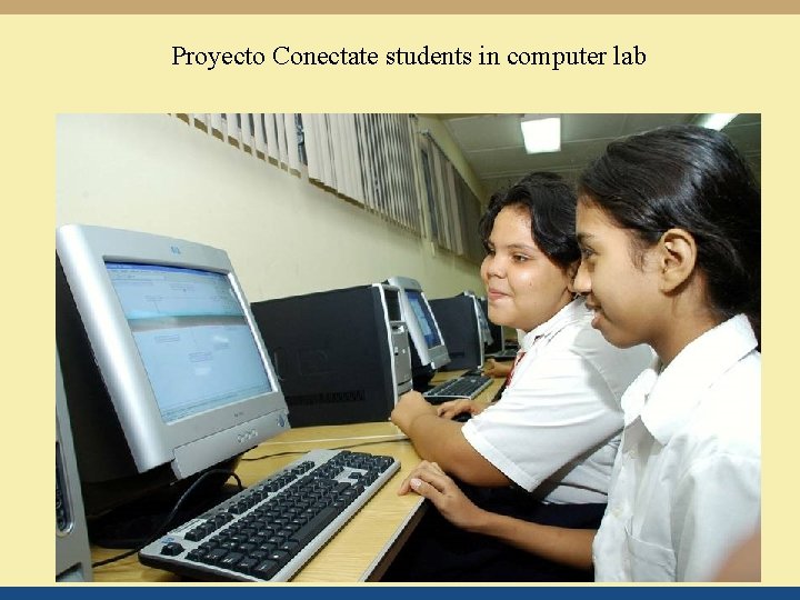 Proyecto Conectate students in computer lab 