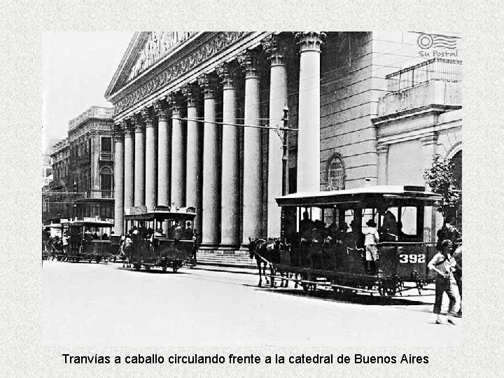 Tranvías a caballo circulando frente a la catedral de Buenos Aires 