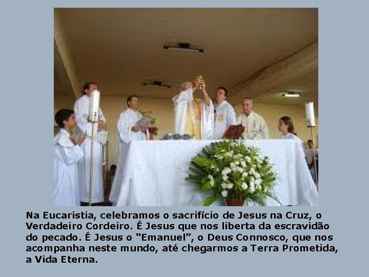 Na Eucaristia, celebramos o sacrifício de Jesus na Cruz, o Verdadeiro Cordeiro. É Jesus
