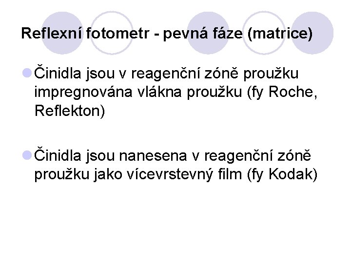 Reflexní fotometr - pevná fáze (matrice) l Činidla jsou v reagenční zóně proužku impregnována