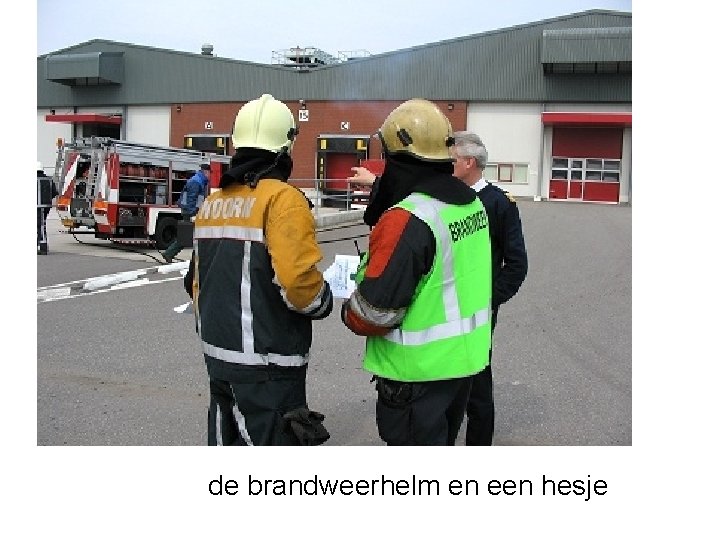 de brandweerhelm en een hesje 