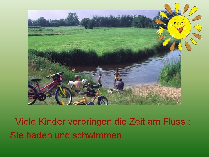 Viele Kinder verbringen die Zeit am Fluss : Sie baden und schwimmen. 