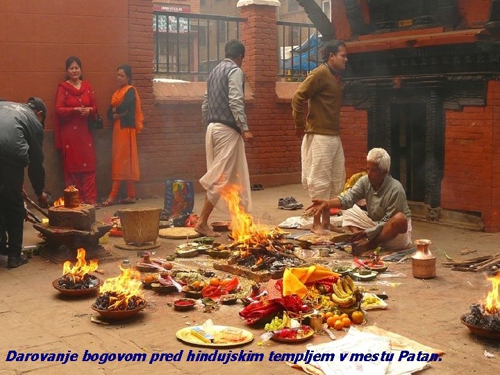 Darovanje bogovom pred hindujskim templjem v mestu Patan. 