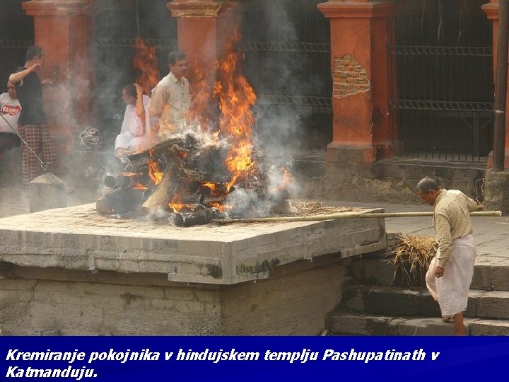 Kremiranje pokojnika v hindujskem templju Pashupatinath v Katmanduju. 