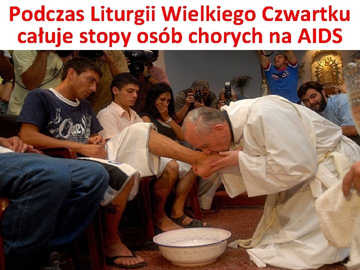 Podczas Liturgii Wielkiego Czwartku całuje stopy osób chorych na AIDS 