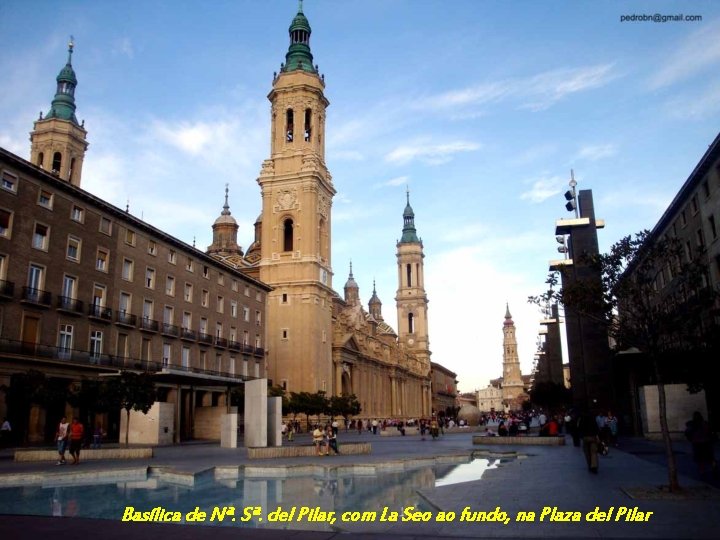 Basílica de Nª. Sª. del Pilar, com La Seo ao fundo, na Plaza del