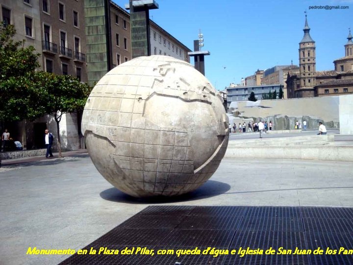 Monumento en la Plaza del Pilar, com queda d’água e Iglesia de San Juan