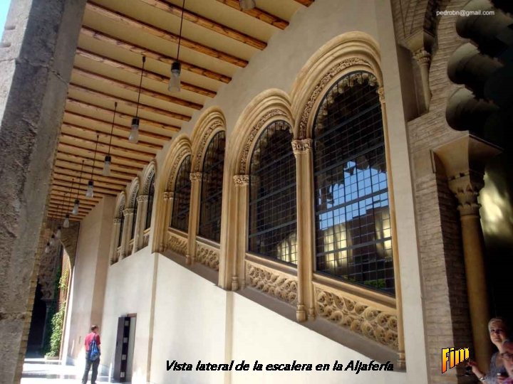 Vista lateral de la escalera en la Aljafería 