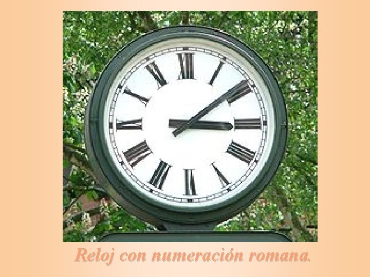 Reloj con numeración romana. 