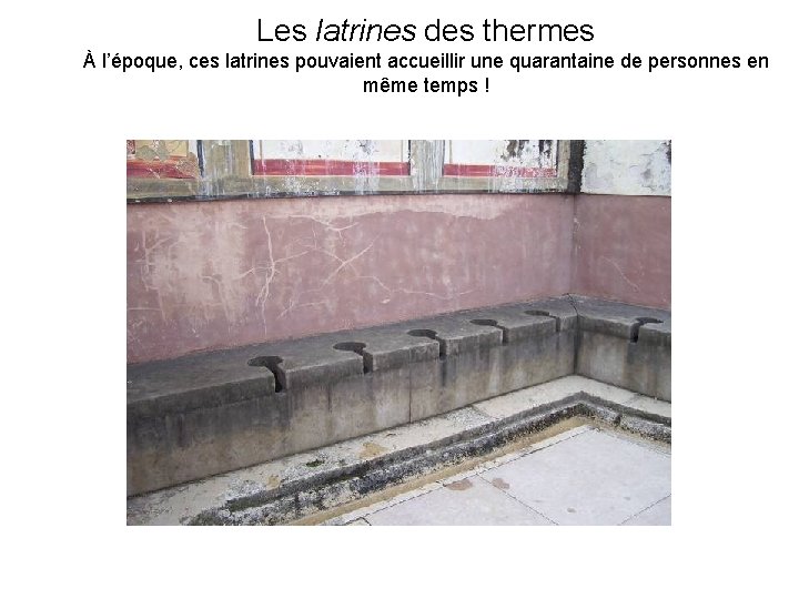 Les latrines des thermes À l’époque, ces latrines pouvaient accueillir une quarantaine de personnes