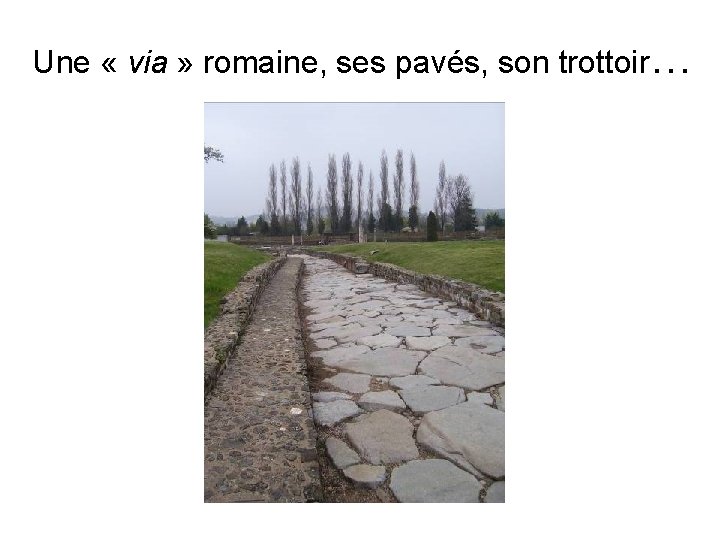 Une « via » romaine, ses pavés, son trottoir… 