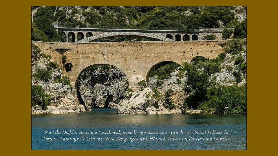 Pont du Diable, vieux pont médiéval, avec le site touristique proche de Saint Guilhem