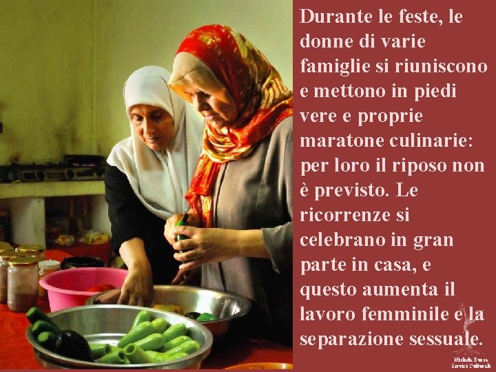 Durante le feste, le donne di varie famiglie si riuniscono e mettono in piedi