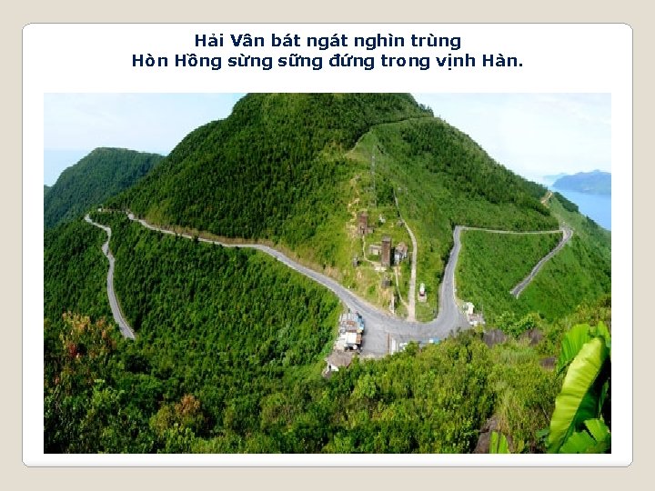 Hải Vân bát nghìn trùng Hòn Hồng sừng sững đứng trong vịnh Hàn. 