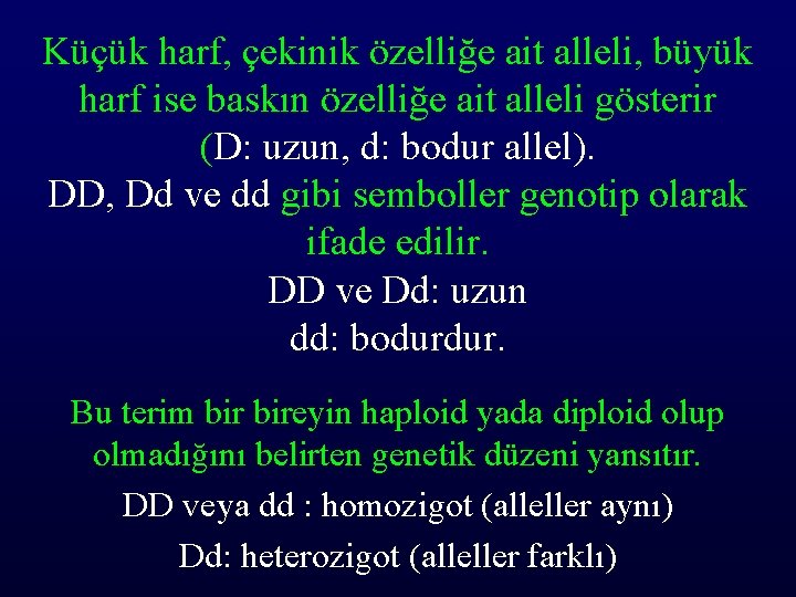 Küçük harf, çekinik özelliğe ait alleli, büyük harf ise baskın özelliğe ait alleli gösterir