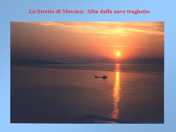 Lo Stretto di Messina: Alba dalla nave traghetto Lo Stretto di Messina: Alba dalla nave traghetto