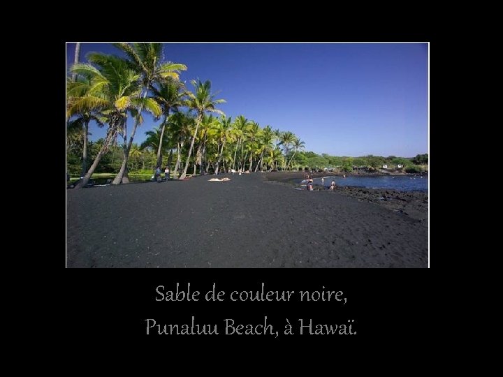 Sable de couleur noire, Punaluu Beach, à Hawaï. 