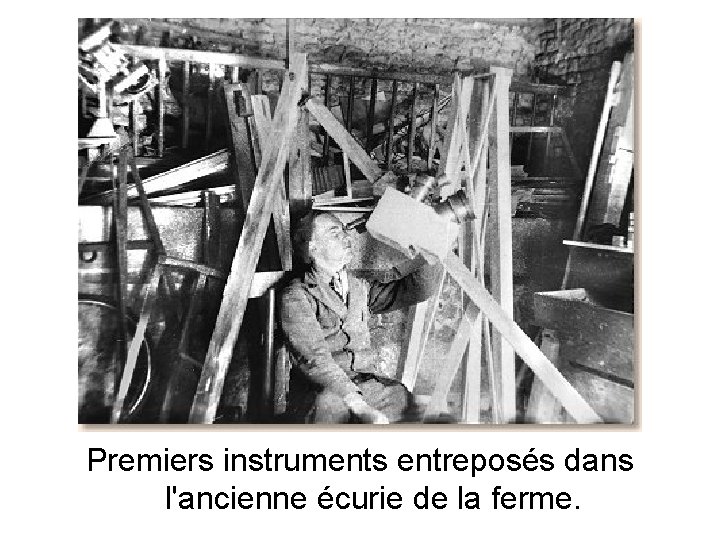 Premiers instruments entreposés dans l'ancienne écurie de la ferme. 