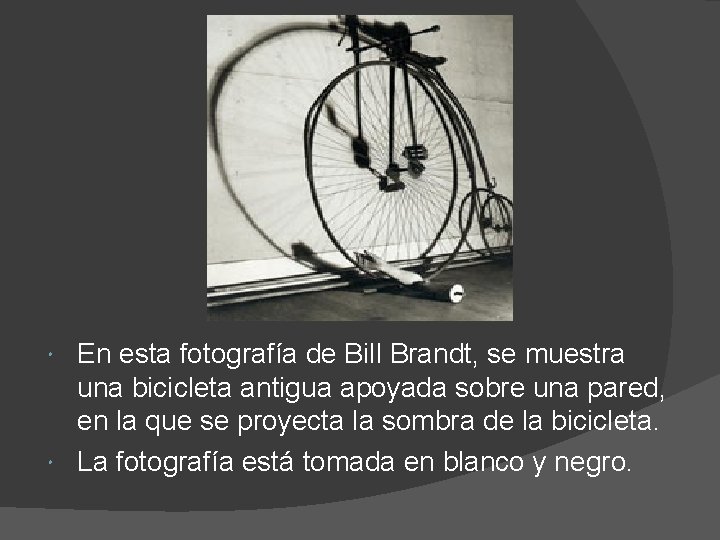 En esta fotografía de Bill Brandt, se muestra una bicicleta antigua apoyada sobre una
