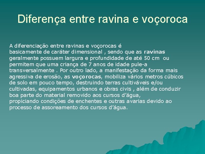 Diferença entre ravina e voçoroca A diferenciação entre ravinas e voçorocas é basicamente de Diferença entre ravina e voçoroca A diferenciação entre ravinas e voçorocas é basicamente de