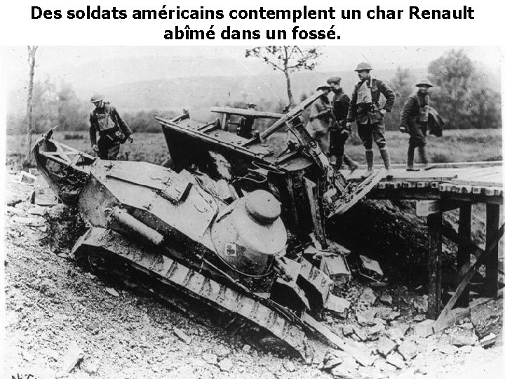 Des soldats américains contemplent un char Renault abîmé dans un fossé. 
