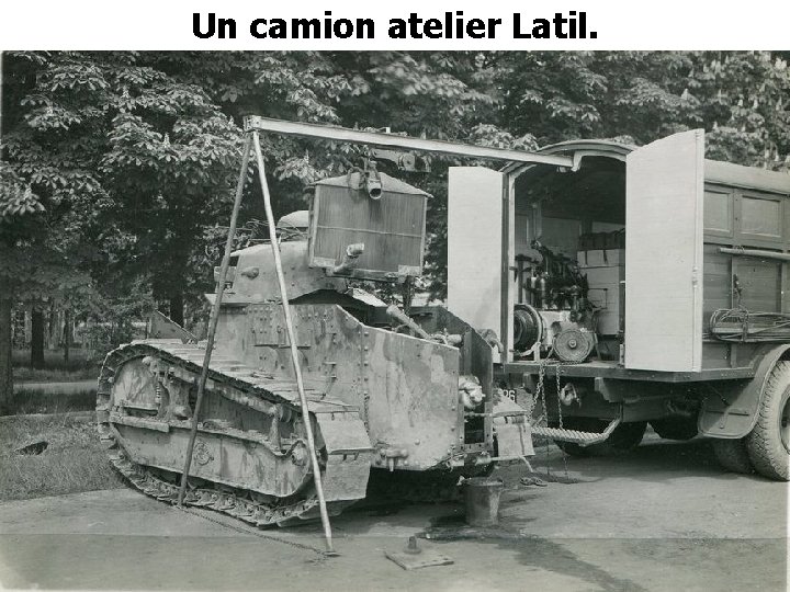 Un camion atelier Latil. 