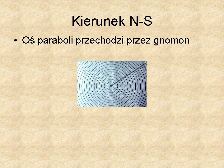 Kierunek N-S • Oś paraboli przechodzi przez gnomon 