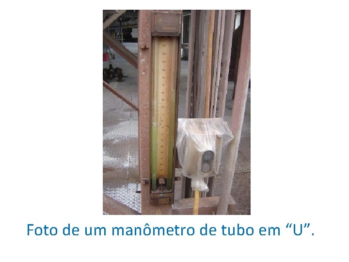 Foto de um manômetro de tubo em “U”. 