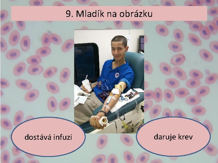 9. Mladík na obrázku dostává infuzi daruje krev 
