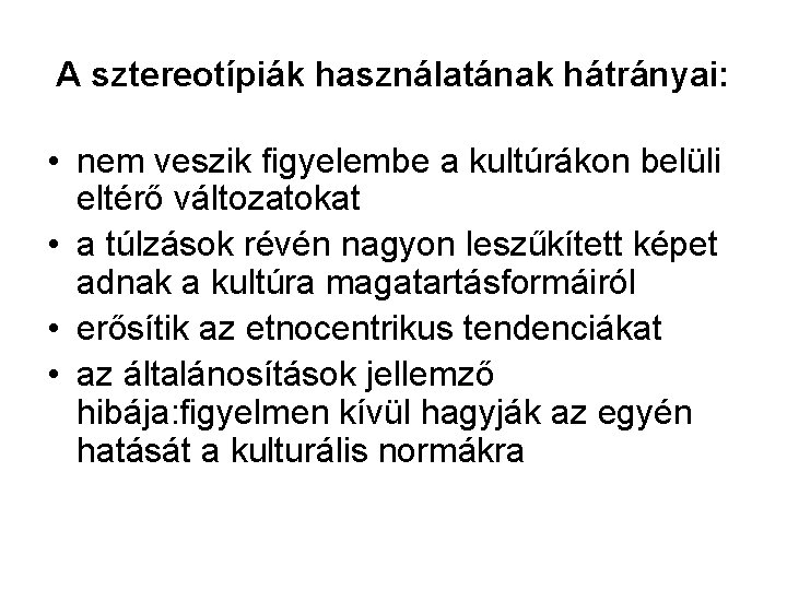 A sztereotípiák használatának hátrányai: • nem veszik figyelembe a kultúrákon belüli eltérő változatokat •