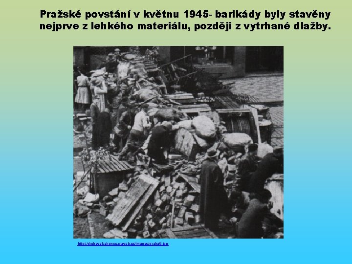 Pražské povstání v květnu 1945 - barikády byly stavěny nejprve z lehkého materiálu, později