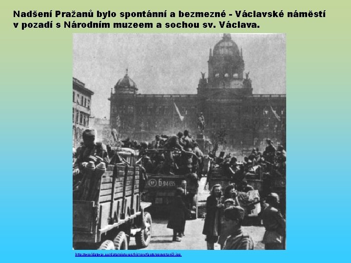 Nadšení Pražanů bylo spontánní a bezmezné - Václavské náměstí v pozadí s Národním muzeem