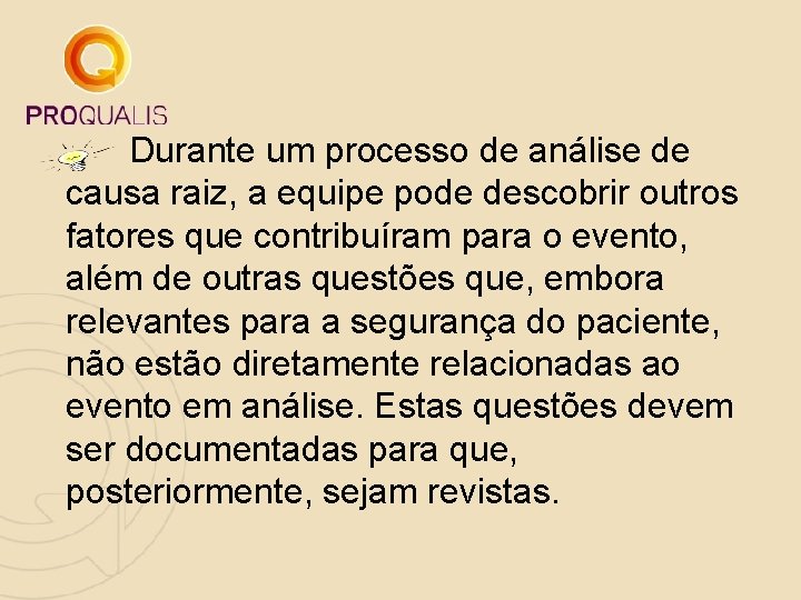Durante um processo de análise de causa raiz, a equipe pode descobrir outros fatores
