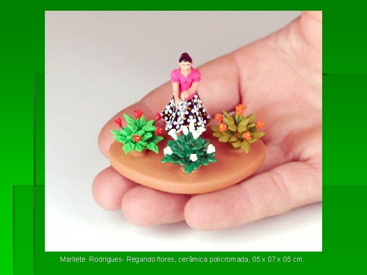 Marliete Rodrigues- Regando flores, cerâmica policromada, 05 x 07 x 05 cm. 