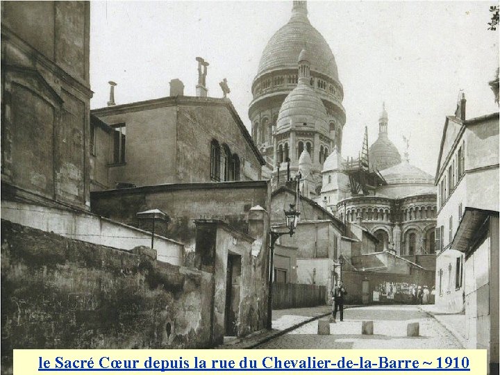  le Sacré Cœur depuis la rue du Chevalier-de-la-Barre ~ 1910 