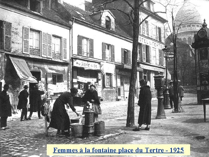 Femmes à la fontaine place du Tertre - 1925 