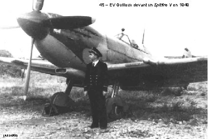 4 S – EV Guilloux devant un Spitfire V en 1949 (ARDHAN) 