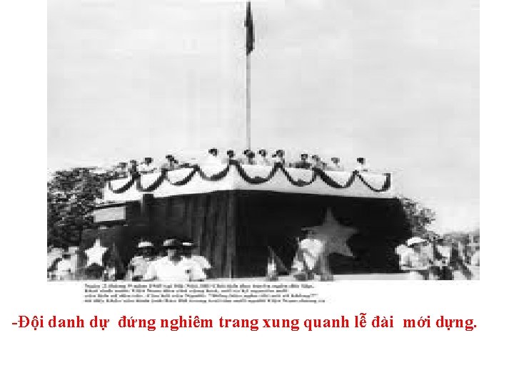 -Đội danh dự đứng nghiêm trang xung quanh lễ đài mới dựng. 