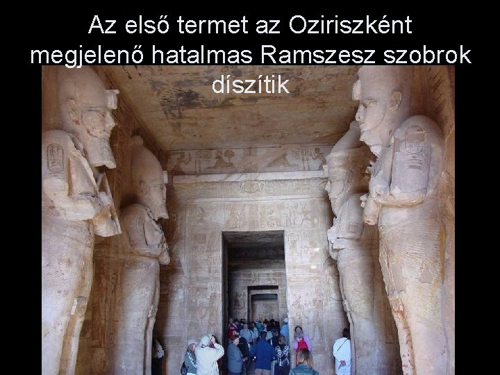 Az első termet az Oziriszként megjelenő hatalmas Ramszesz szobrok díszítik 
