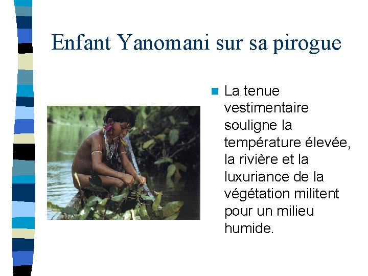 Enfant Yanomani sur sa pirogue n La tenue vestimentaire souligne la température élevée, la