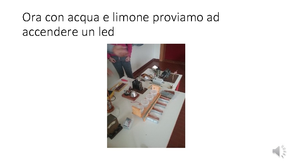 Ora con acqua e limone proviamo ad accendere un led 