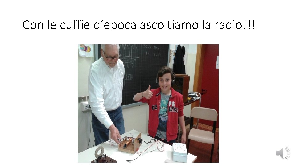 Con le cuffie d’epoca ascoltiamo la radio!!! 