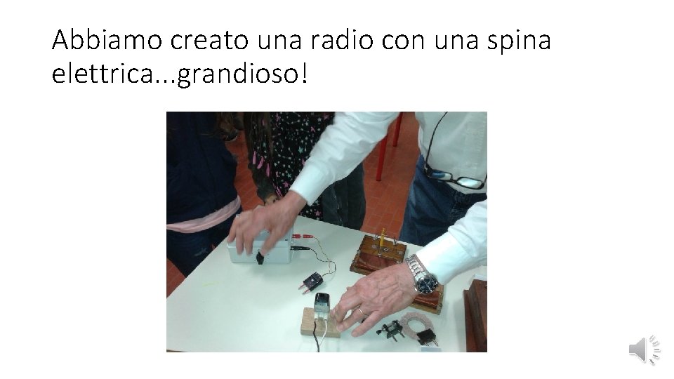 Abbiamo creato una radio con una spina elettrica. . . grandioso! 
