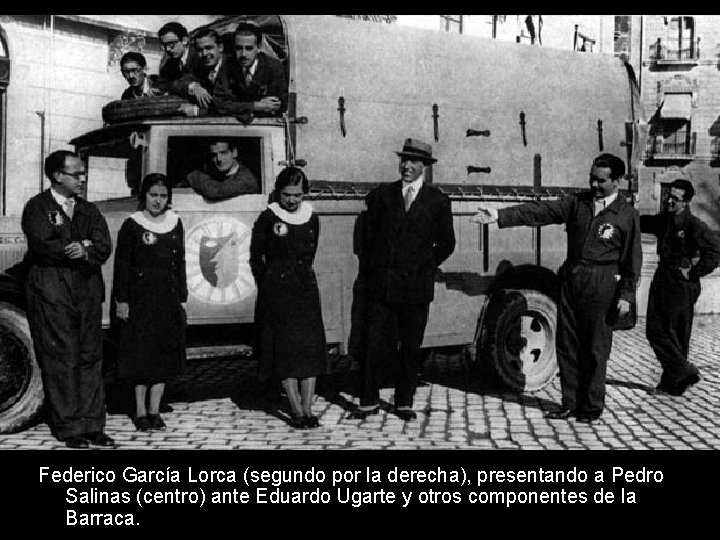 Federico García Lorca (segundo por la derecha), presentando a Pedro Salinas (centro) ante Eduardo