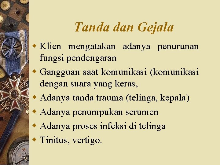 Tanda dan Gejala w Klien mengatakan adanya penurunan fungsi pendengaran w Gangguan saat komunikasi
