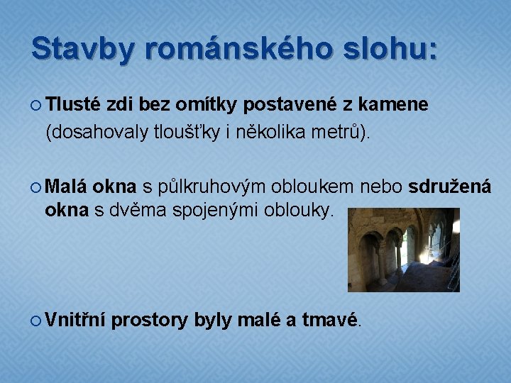 Stavby románského slohu: Tlusté zdi bez omítky postavené z kamene (dosahovaly tloušťky i několika