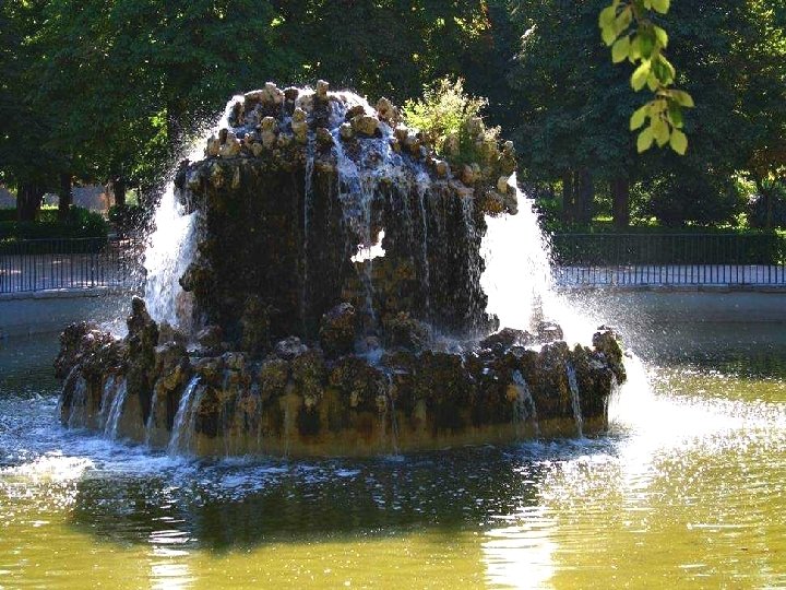 ESTANQUE DE LAS CAMPANILLAS Situado junto al Parterre, se trata de un estanque ochavado